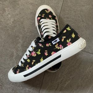 Rocket Dog sneakers. NWT! Size 8